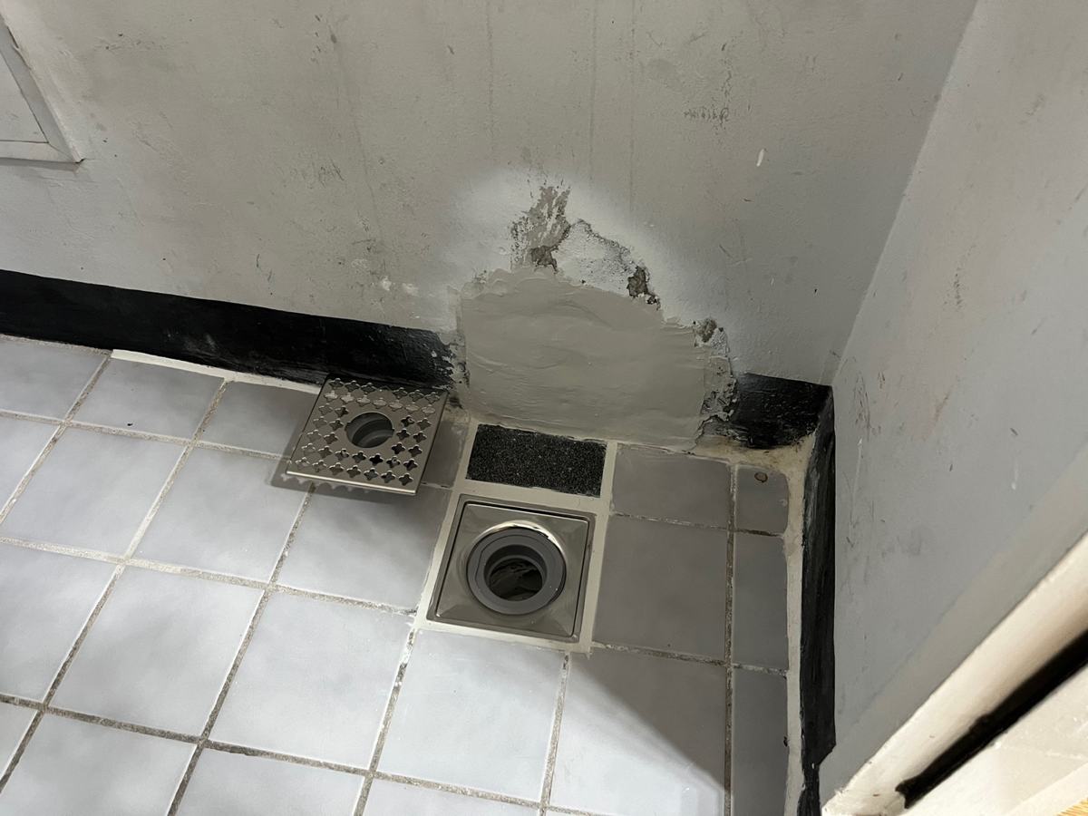 벽돌을 쌓고 백시멘트로 마감한 뒤 육가를 교체했습니다