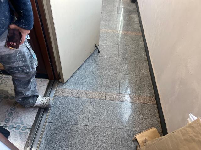 원룸 복도 대리석 바닥이 전체적으로 젖어 있었습니다