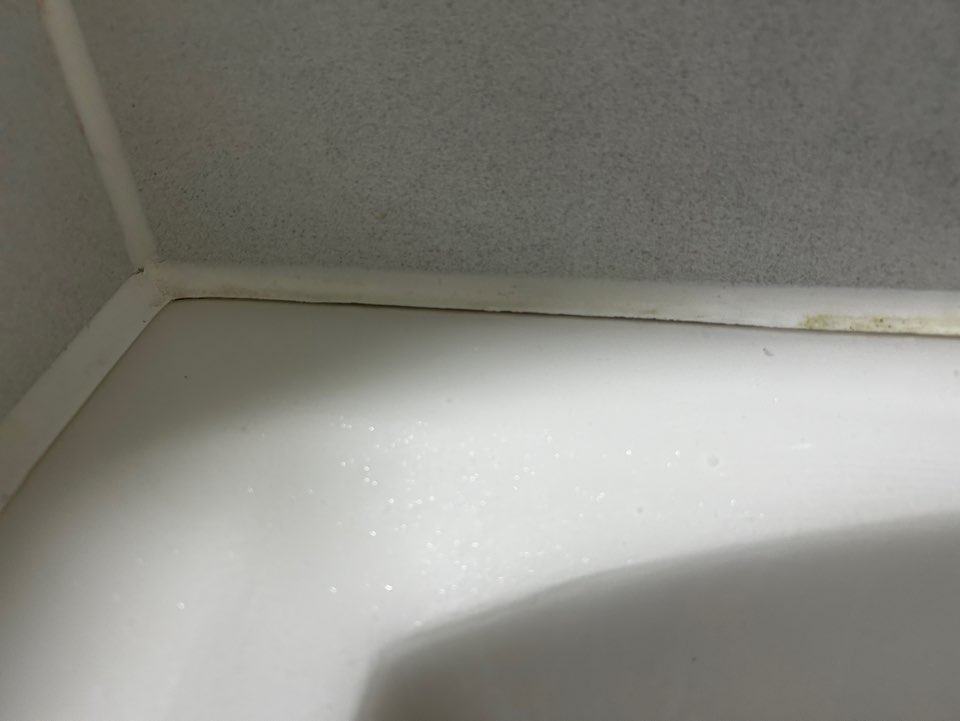 욕조 실리콘. 떠 있어서 전부 걷어냈습니다