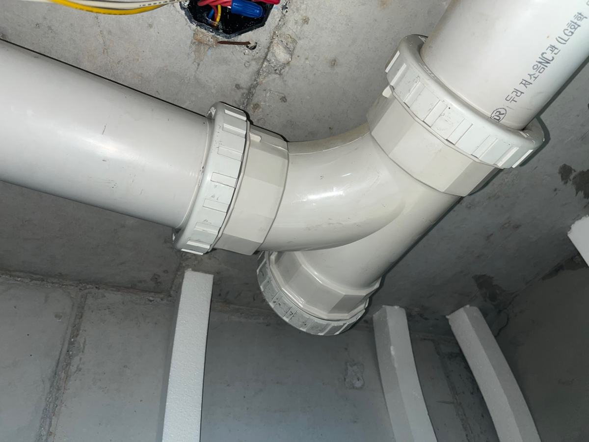다시 연결한 오수관. 물을 20번 내려 역류가 없는지 확인했습니다