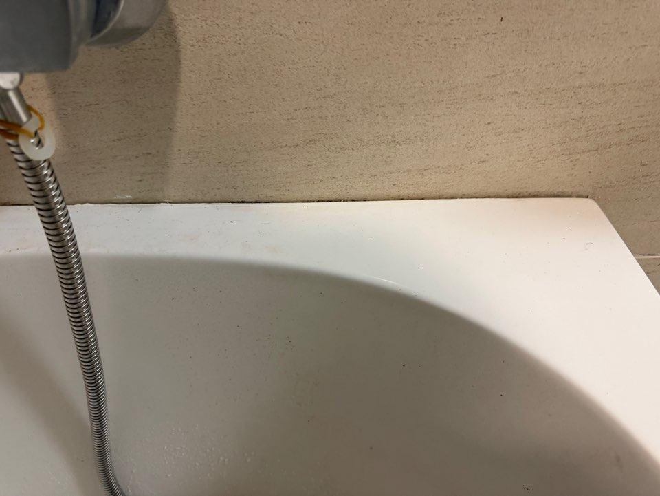 욕조 실리콘을 전부 걷어내고 다시 코킹