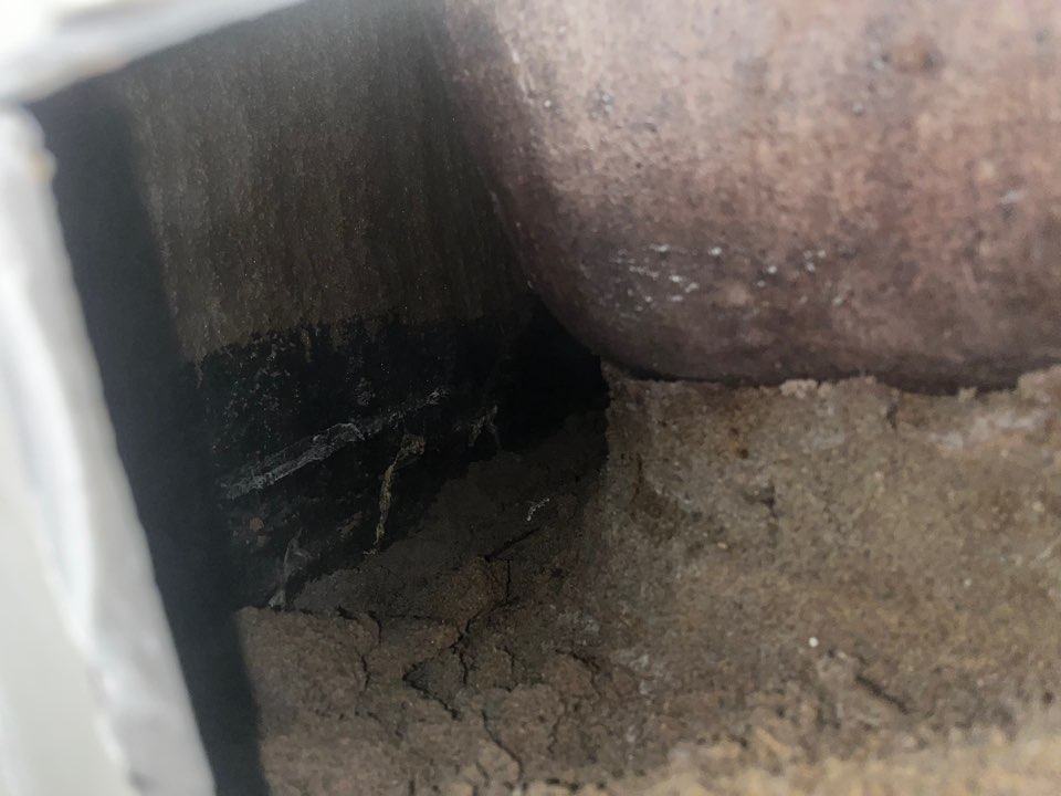 욕조 옆을 열자 결로가 있었고 자바라가 시멘트에 묻혀 있었습니다