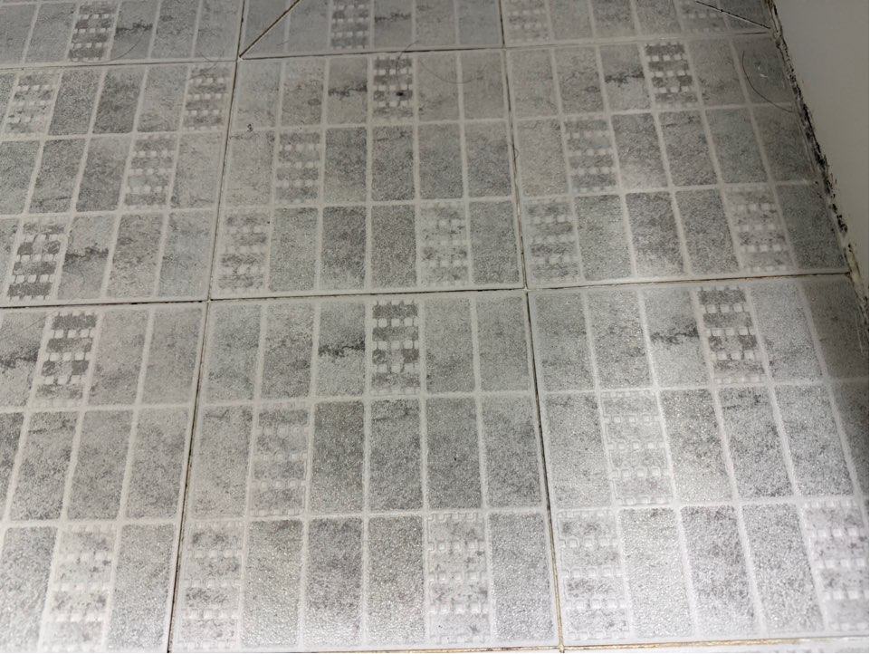 욕조에 붙은 벽 타일 메지가 많이 갈라져 있었습니다