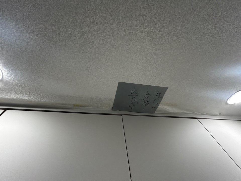 아랫집 주방 천장. 우수관과 맞닿은 쪽입니다